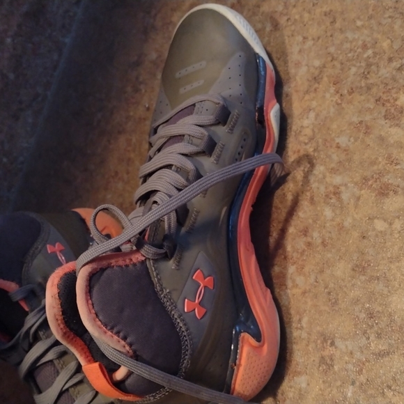 UNDER ARMOUR BOY'S SNEAKERS.  GENTLY WORN. Great color combination. - Picture 3 of 9